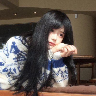 随盲柳入眠的女人